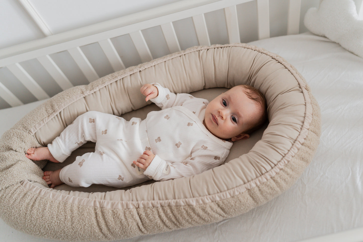 Cocon bébé Boucles d’Or | Réducteur de lit bébé en tissu teddy