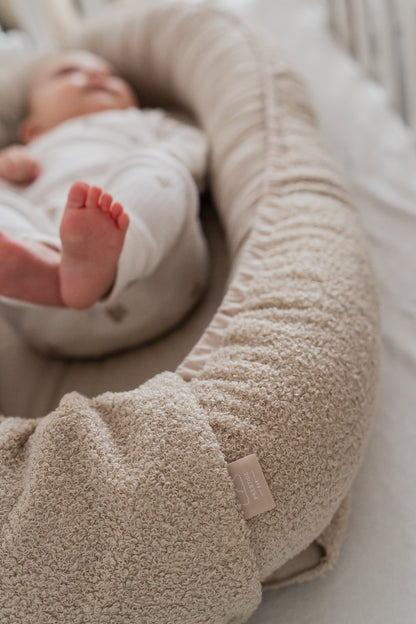 Cocon bébé Boucles d’Or | Réducteur de lit bébé en tissu teddy
