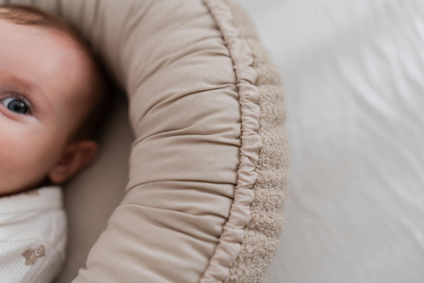 Cocon bébé Boucles d’Or | Réducteur de lit bébé en tissu teddy